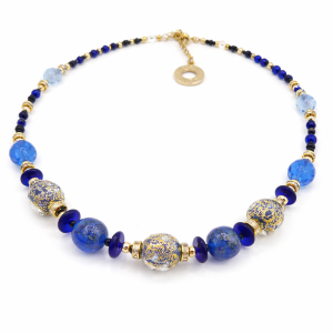 C-DB167 Diana Blu kézzel készített muránói üveg nyaklánc aranyfóliával, Swarovski kristályokkal és 24 kt aranyozott orvosi ezüst elemekkel, elegáns kék olasz ékszer.